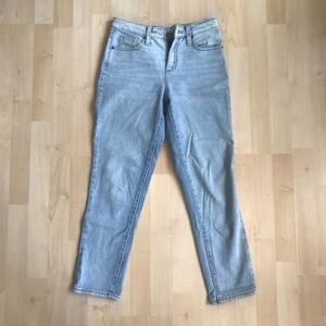 Universal Thread Mom Jeans in light wash